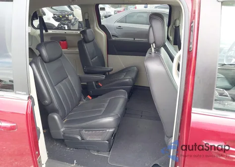 2010 Chrysler Town & Country Touring Plus z USA, uszkodzony, nr VIN 2A4RR8DX2AR416748